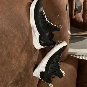 Jordan basketball shoes. size 8 men’s. only worn half a season for basketball